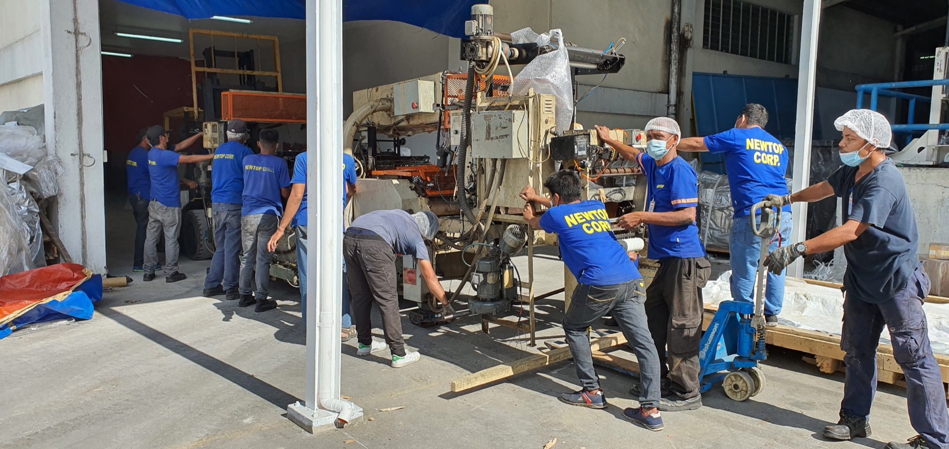 Newtop Corporation crew on the job — site 14