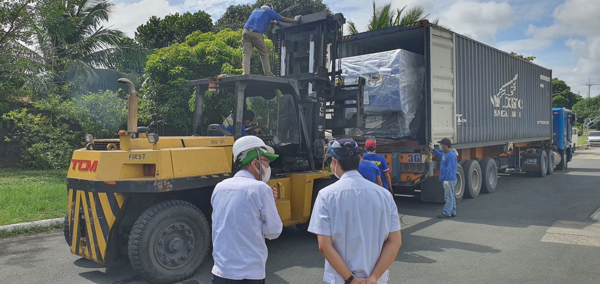 Newtop Corporation crew on the job — site 6